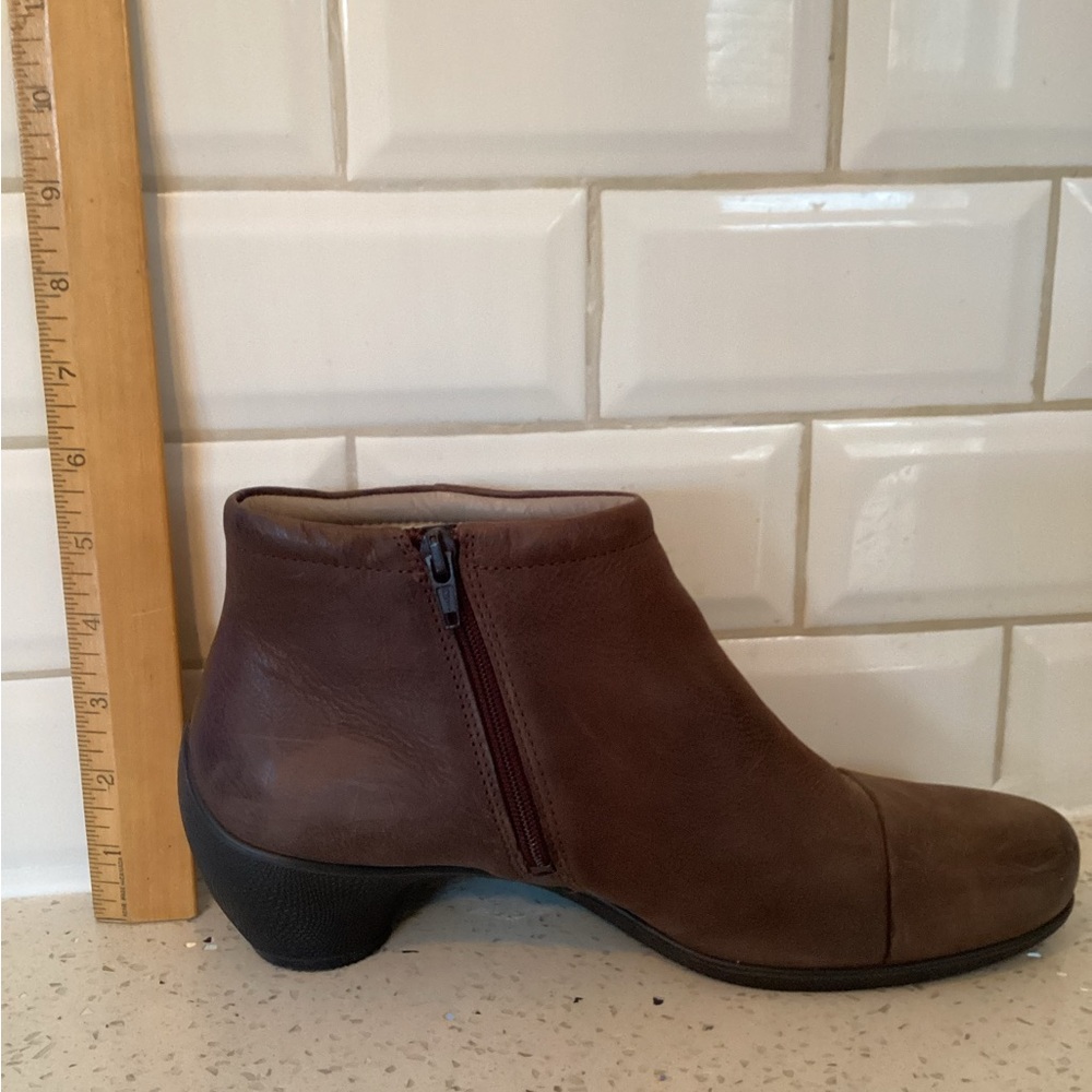Leather ankle boot - Picture 2 of 9
